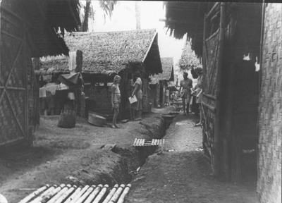 Several houses in Kampong Makassar in Batavia. Photo by H. Ripassa, September-October 1945.&lt;br/&gt;NIOD 57268 &lt;a class=uline href=http://www.beeldbankwo2.nl target=_blank&gt;Beeldbank WO2&lt;/a&gt;