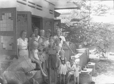 Ex-internees in what probably is the Kramat Camp in Batavia. Photo by H. Ripassa, September-October 1945.&lt;br/&gt;NIOD 57291 &lt;a class=uline href=http://www.beeldbankwo2.nl target=_blank&gt;Beeldbank WO2&lt;/a&gt;