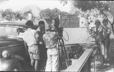 An Indonesian fiilm crew films at the Japanese guard post at the gate of Tjideng Camp. Photo by H. Ripassa, September-October 1945.&lt;br/&gt;NIOD 57316 &lt;a class=uline href=http://www.beeldbankwo2.nl target=_blank&gt;Beeldbank WO2&lt;/a&gt;