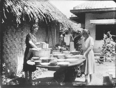 Voedselbereiding in kamp Tjideng, 1945.&lt;br/&gt;NIOD 57657 &lt;a class=uline href=http://www.beeldbankwo2.nl target=_blank&gt;Beeldbank WO2&lt;/a&gt;