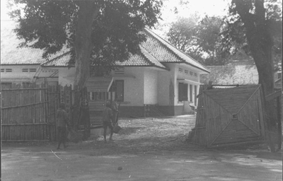Het kantoor van Sonei, Japans commandant van kamp Tjideng. Foto van H. Ripassa, september-oktober 1945.&lt;br/&gt;NIOD 58306 &lt;a class=uline href=http://www.beeldbankwo2.nl target=_blank&gt;Beeldbank WO2&lt;/a&gt;