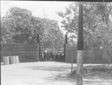 The gate of Tjideng Camp. Photo by H. Ripassa, September-October 1945.&lt;br/&gt;NIOD 58310 &lt;a class=uline href=http://www.beeldbankwo2.nl target=_blank&gt;Beeldbank WO2&lt;/a&gt;