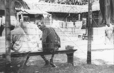 Sterk vermagerde ex-krijgsgevangenen in het 10de Bat. Foto van H. Ripassa, september-oktober 1945.&lt;br/&gt;NIOD 58316 &lt;a class=uline href=http://www.beeldbankwo2.nl target=_blank&gt;Beeldbank WO2&lt;/a&gt;