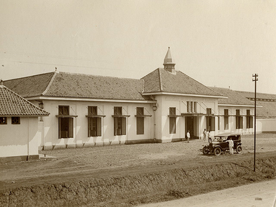 ADEK building in Meester Cornelis in Batavia, around 1925.&lt;br/&gt;KITLV 75011 &lt;a class=uline href=http://kitlv.pictura-dp.nl target=_blank&gt;beeldbank van het KITLV&lt;/a&gt;