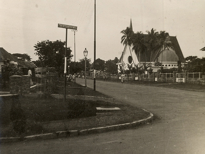 Theresiakerkweg, met rechts vermoedelijk de Theresiakerk, in Batavia, circa 1934&lt;br/&gt;KITLV 77042 &lt;a class=uline href=http://kitlv.pictura-dp.nl target=_blank&gt;beeldbank van het KITLV&lt;/a&gt;