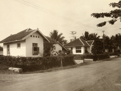 Houses on Sompok in Semarang, around 1927.&lt;br/&gt;KITLV 84131 &lt;a class=uline href=http://kitlv.pictura-dp.nl target=_blank&gt;beeldbank van het KITLV&lt;/a&gt;