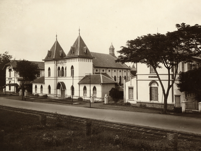 Rooms-katholieke zusterschool aan Bangkong te Semarang, circa 1927.&lt;br/&gt;KITLV 84142 &lt;a class=uline href=http://kitlv.pictura-dp.nl target=_blank&gt;beeldbank van het KITLV&lt;/a&gt;