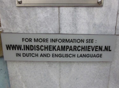 The plaque referring to the website Indischekamparchieven.nl was added to the monument in October 2011.&lt;br/&gt;Stichting Herdenkingsmonument Vrouwenkamp Bangkinang