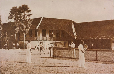 Tennis court at Xaverius College in Moentilan (pre-war)&lt;br/&gt;Privécollectie