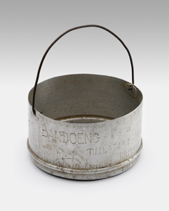 Can for food, used in camps in Bandoeng, Tjilatjap, Tjimahi and Batavia (ADEK, Kampong Makassar, 10th. Bat.).&lt;br/&gt;NIOD Collectie 417-397a