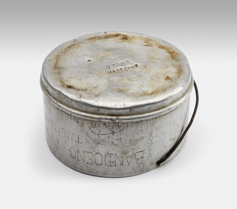 Can for food, used in camps in Bandoeng, Tjilatjap, Tjimahi and Batavia (ADEK, Kampong Makassar, 10th. Bat.).&lt;br/&gt;NIOD Collectie 417-397c