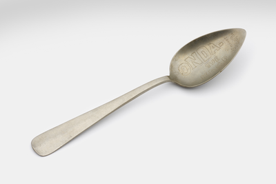 Spoon with the name of the Ondaatje Camp and the date 25 March 1942 engraved.&lt;br/&gt;NIOD Collectie 417-452a