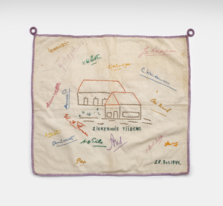White linnen cloth on which signatures and a depiction of Tjideng Hospital have been embroidered, dated October 28, 1944.&lt;br/&gt;NIOD Collectie 417-491